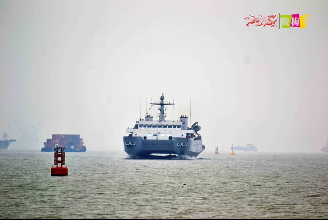 中国双体测量船上演海上漂移