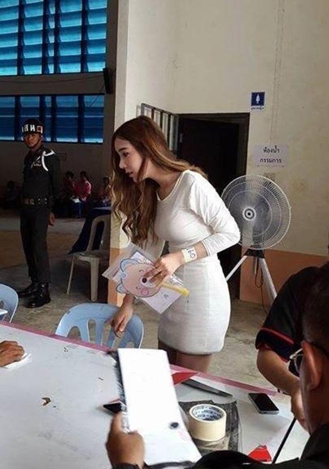 泰国征兵出现靓丽人妖