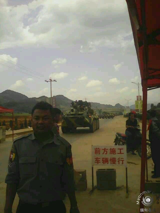 缅甸政府军向前方战区增援装甲车