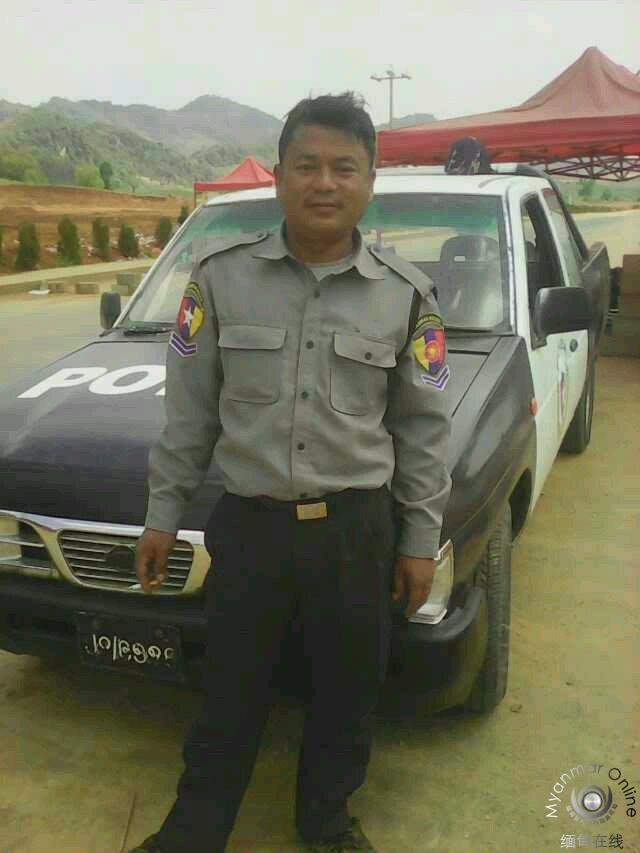 缅甸政府军向前方战区增援装甲车