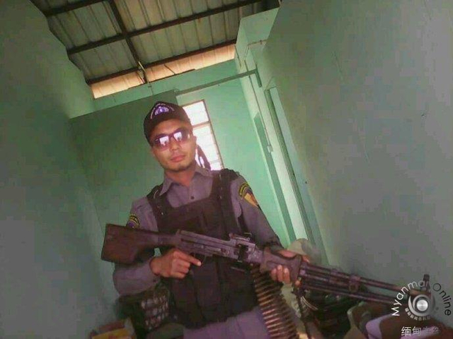 缅甸政府军向前方战区增援装甲车