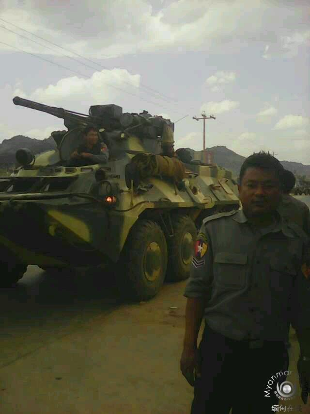 缅甸政府军向前方战区增援装甲车