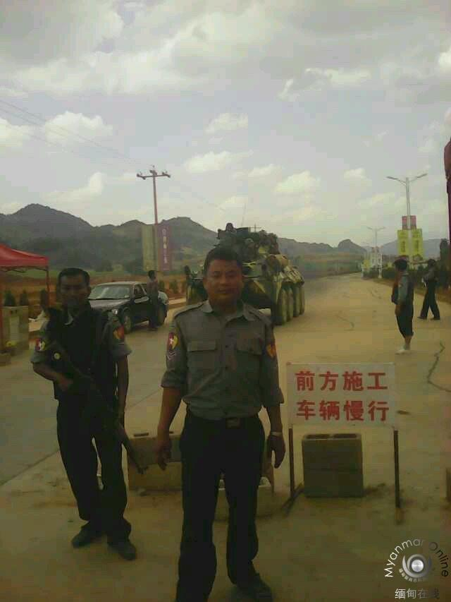 缅甸政府军向前方战区增援装甲车