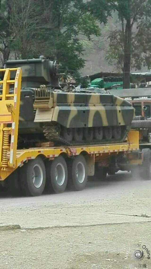 缅甸政府军向前方战区增援装甲车