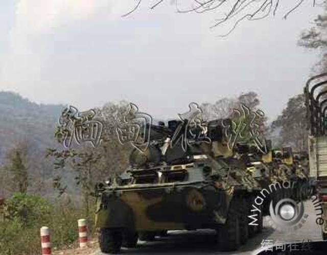 缅甸装甲车开进路边沟里