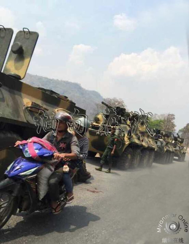 5缅甸装甲车开进路边沟里