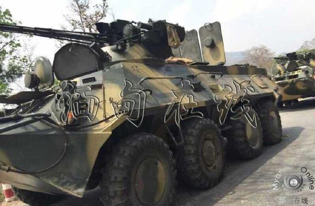 缅甸装甲车开进路边沟里