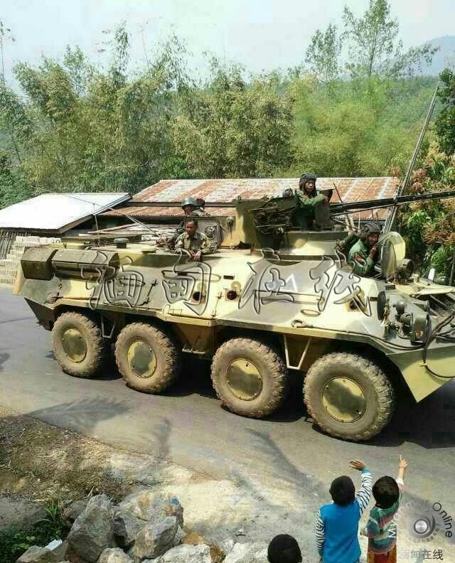缅甸装甲车开进路边沟里