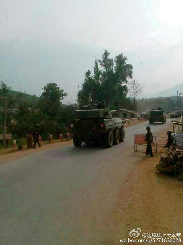 缅甸装甲车开进路边沟里