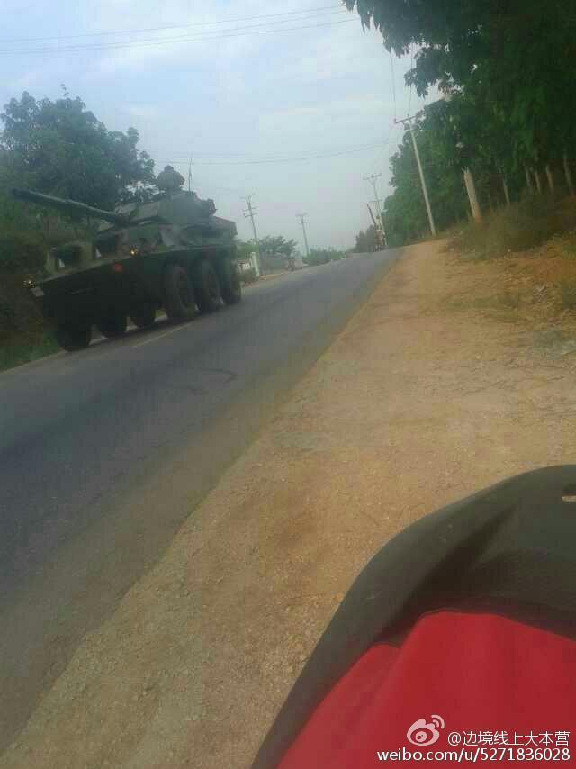 缅甸装甲车开进路边沟里