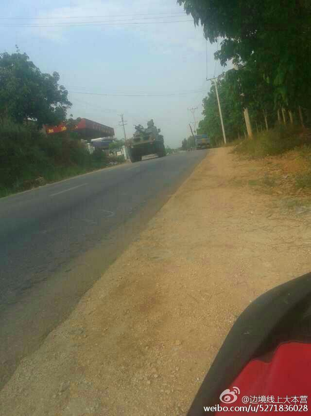 缅甸装甲车开进路边沟里