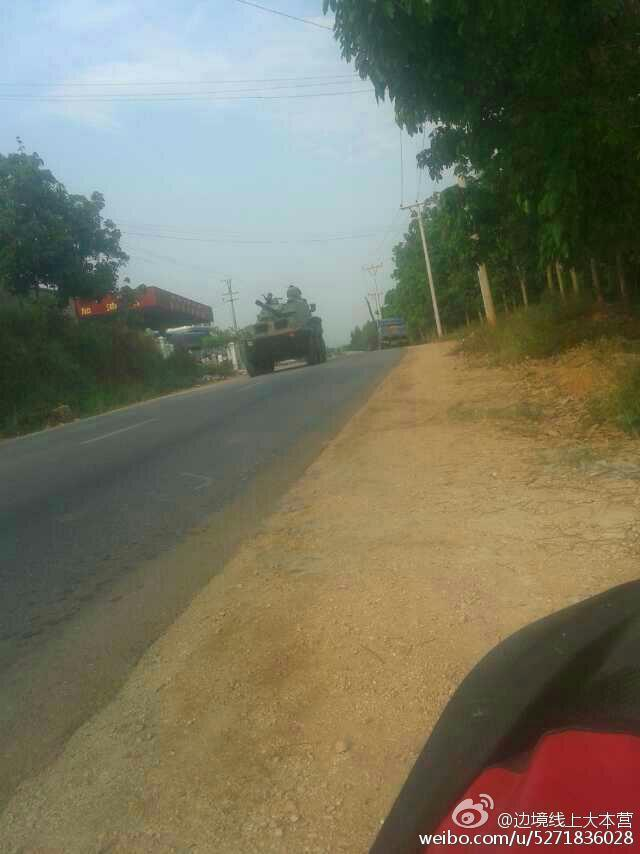 缅甸装甲车开进路边沟里