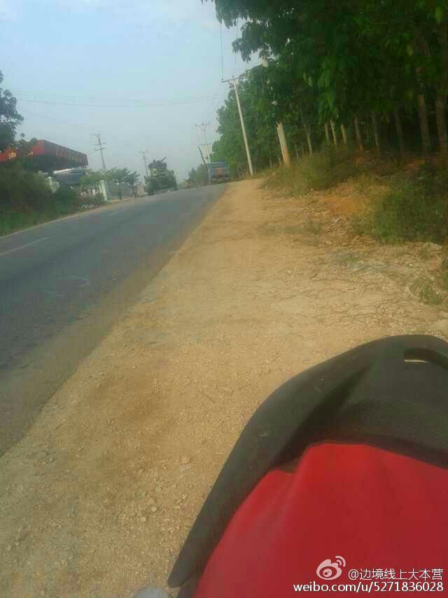 缅甸装甲车开进路边沟里