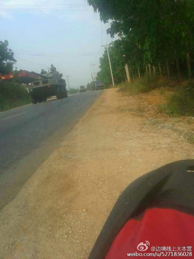 缅甸装甲车开进路边沟里