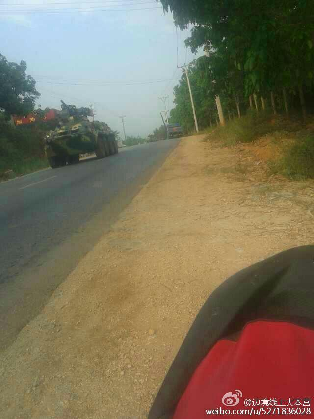 缅甸装甲车开进路边沟里