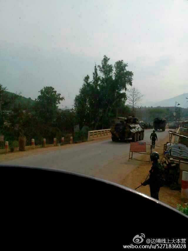 缅甸装甲车开进路边沟里