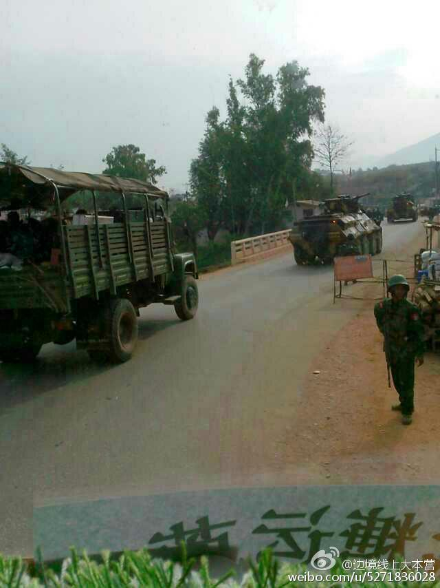 缅甸装甲车开进路边沟里