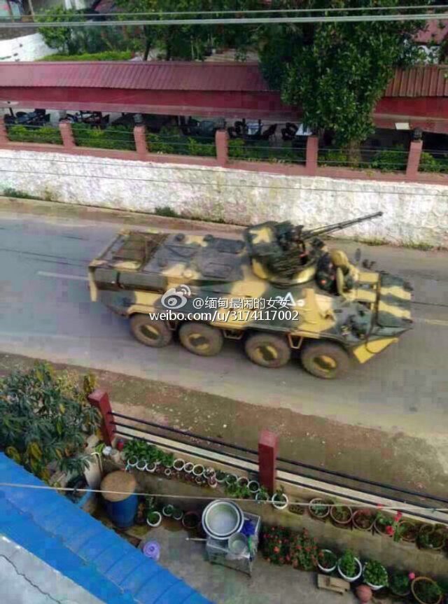 缅甸装甲车开进路边沟里