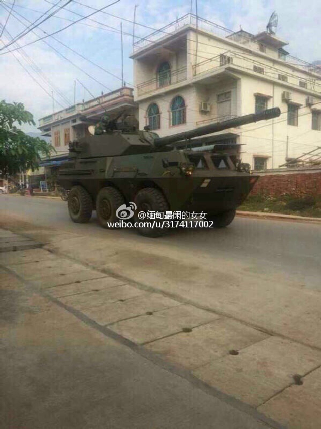 缅甸装甲车开进路边沟里