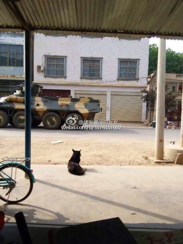 缅甸装甲车开进路边沟里