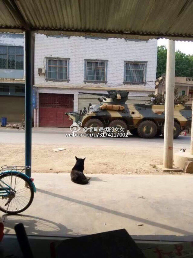 缅甸装甲车开进路边沟里