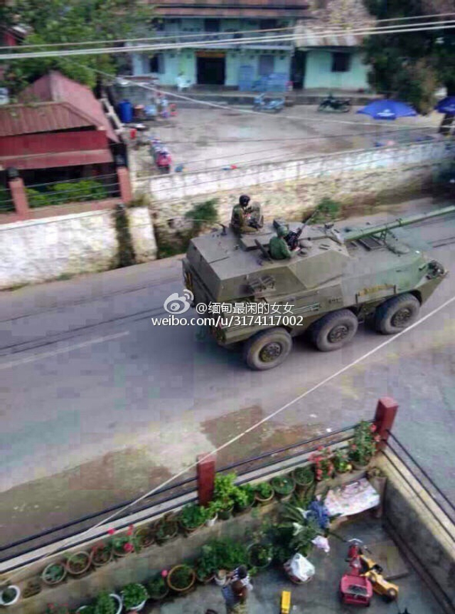 缅甸装甲车开进路边沟里