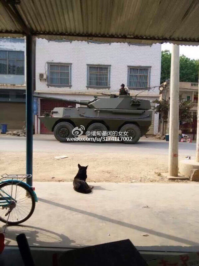 缅甸装甲车开进路边沟里