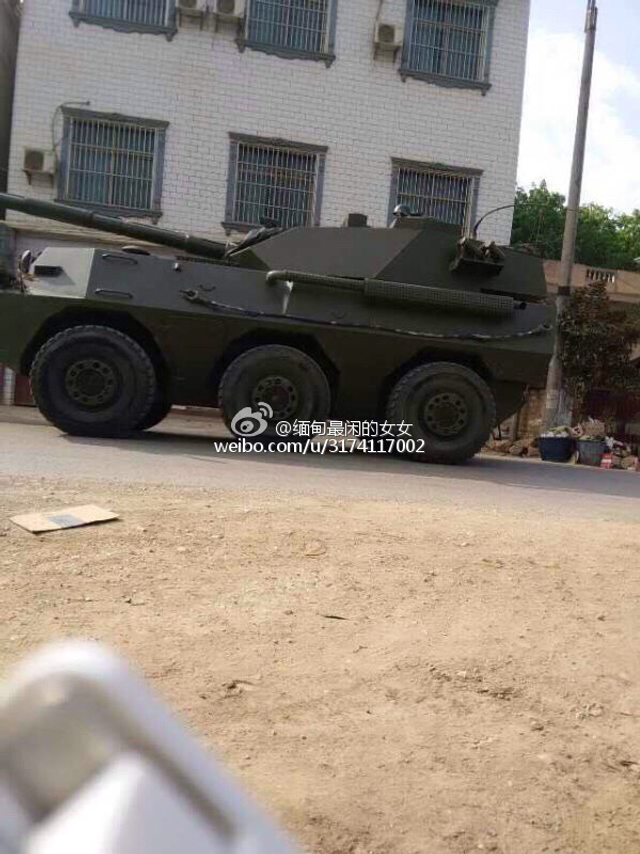 缅甸装甲车开进路边沟里