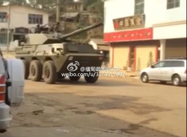 缅甸装甲车开进路边沟里