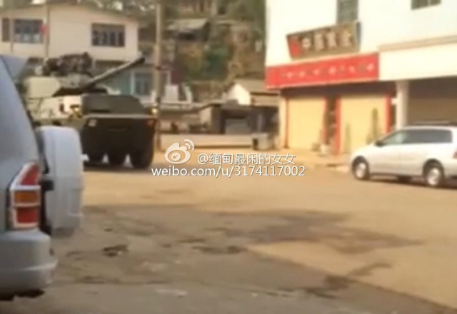 缅甸装甲车开进路边沟里