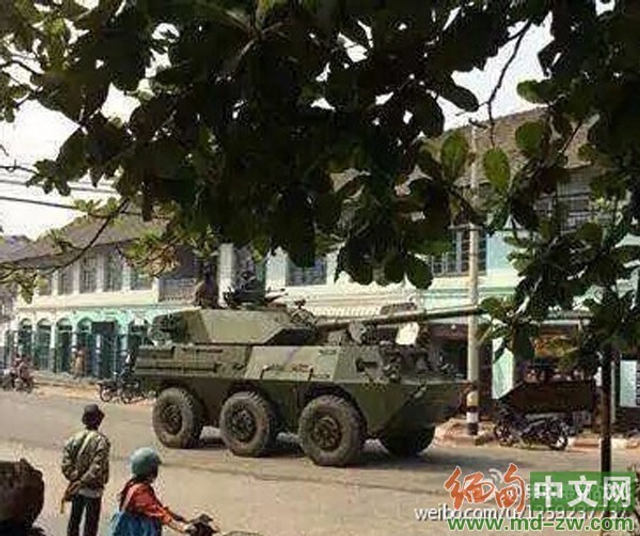 缅甸装甲车开进路边沟里