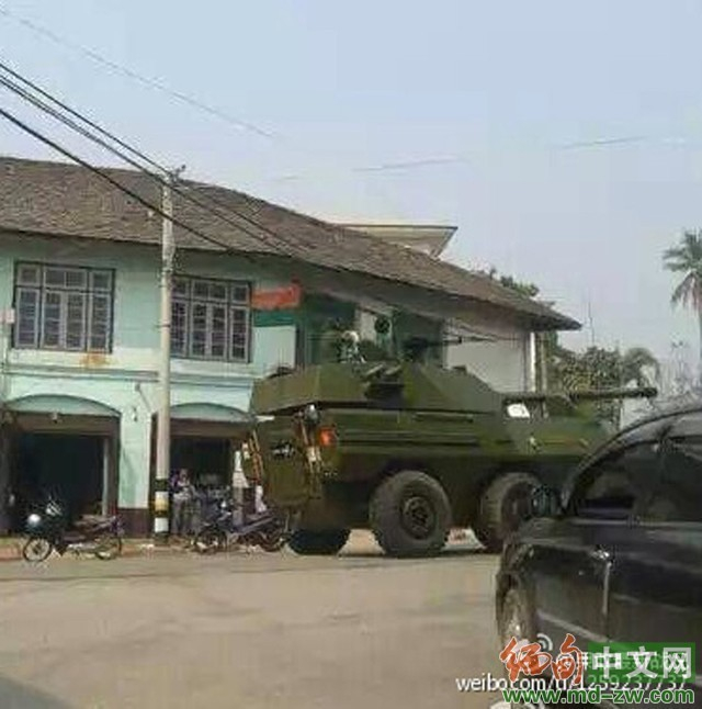 缅甸装甲车开进路边沟里