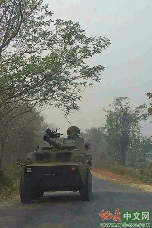缅甸装甲车开进路边沟里