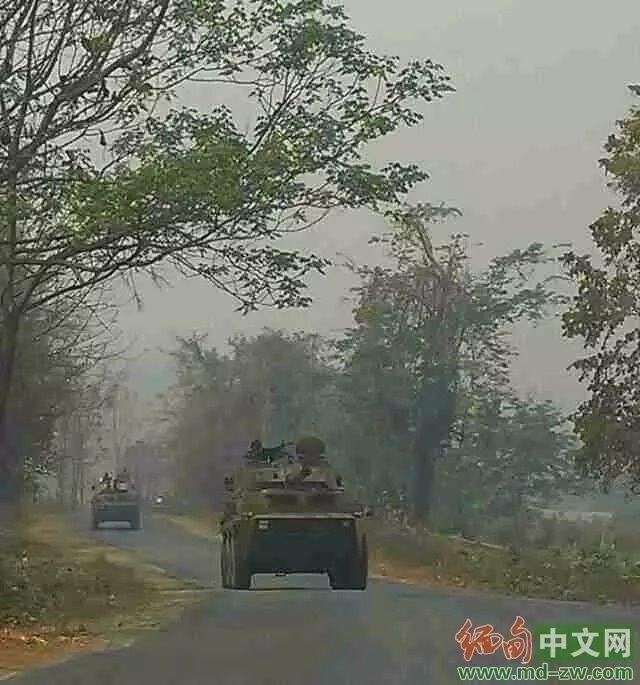 缅甸装甲车开进路边沟里