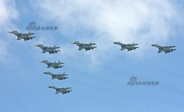 苏-30SM与苏-35S战机编队彩排