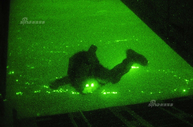 美军公开精锐绿色贝雷帽特种兵玩夜间空降猛照