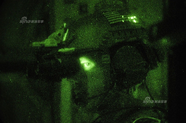 美军公开精锐绿色贝雷帽特种兵玩夜间空降猛照