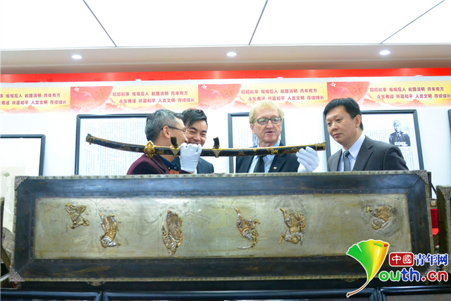 加拿大观众在展览馆参观