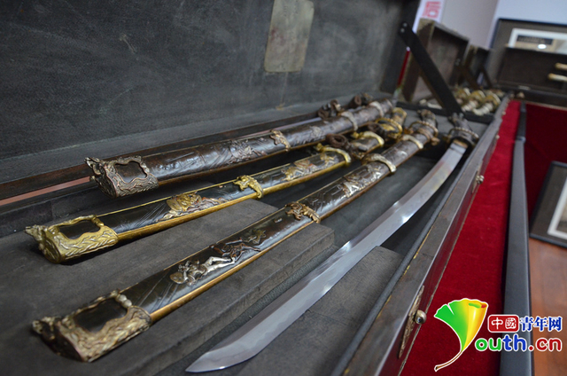 展览中的岸信介家持用刀上刻浮世绘春宫图