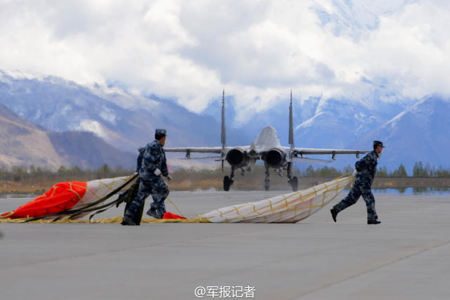 兰空苏-27SMK苏-27UBK战机群雪域高原升空对抗