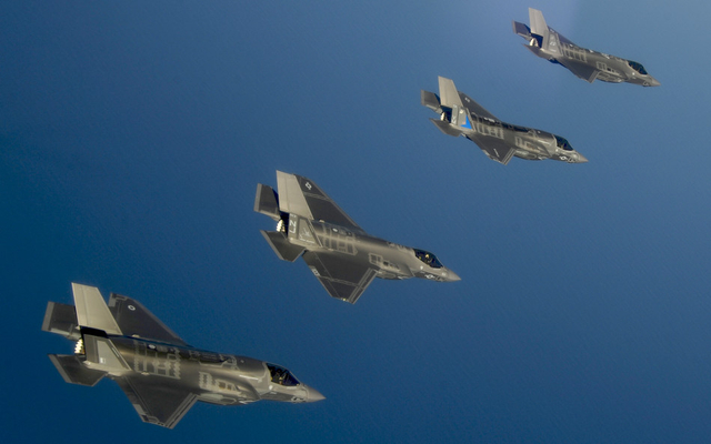 三型F-35战机编队齐飞