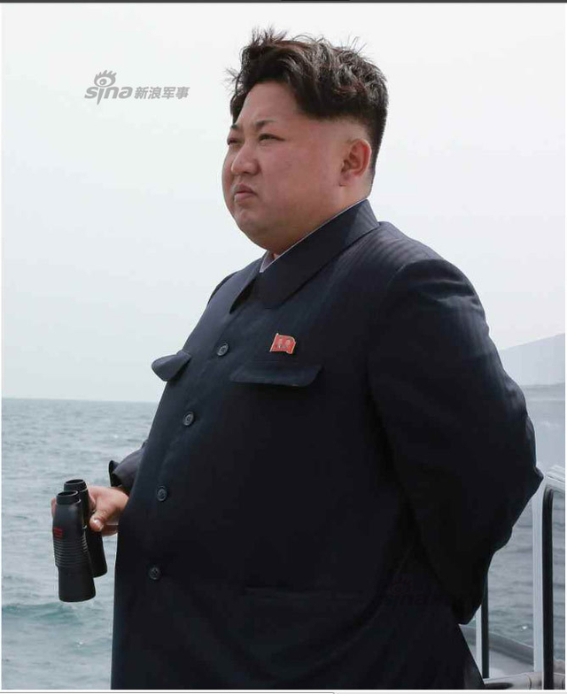 金正恩乘舰出海参观