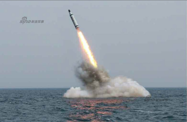 朝鲜国产潜射弹道导弹发射出水3
