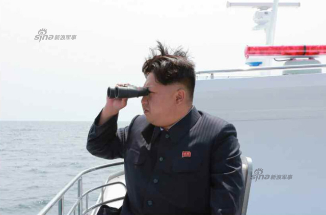 金正恩乘舰出海参观2