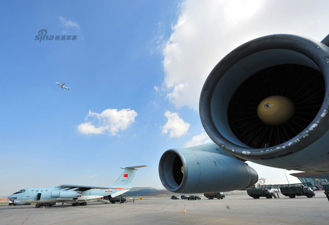 伊尔-76在昆明长水机场装载救灾物资2