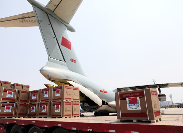 在南京禄口机场装载发电机等救灾物资