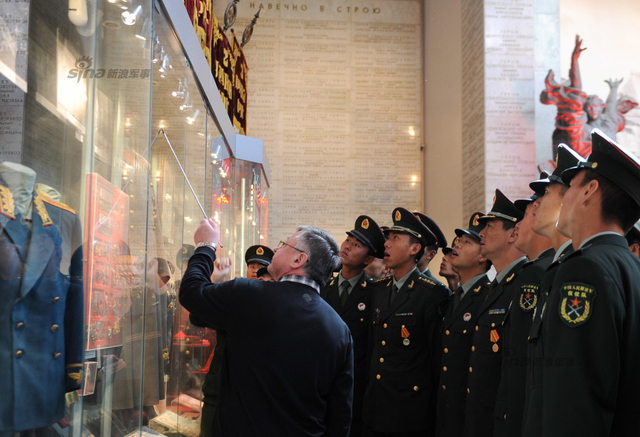 授勋仪式后参观莫斯科中央军事博物馆