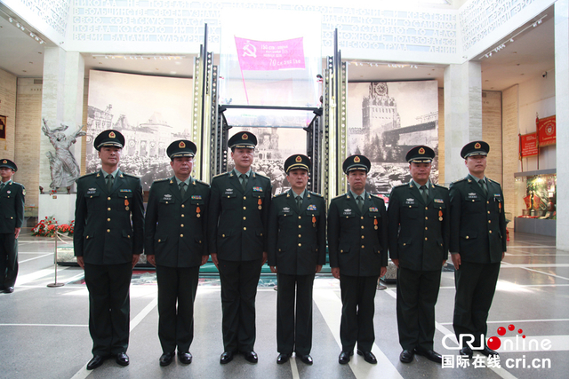 授予卫国战争胜利70周年纪念奖章现场