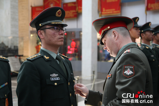 授予卫国战争胜利70周年纪念奖章现场