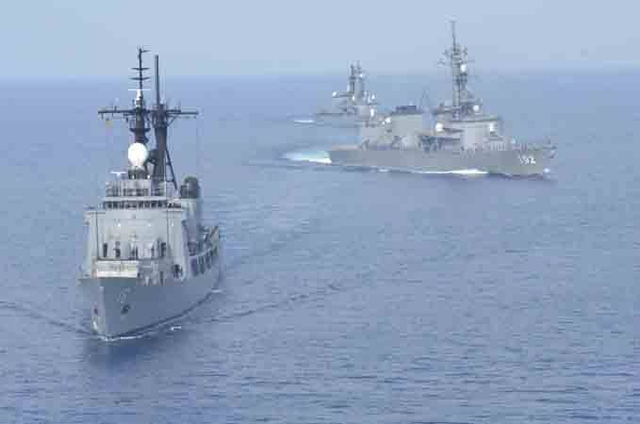 日菲联合舰队在南海联演 菲军最大战舰出动